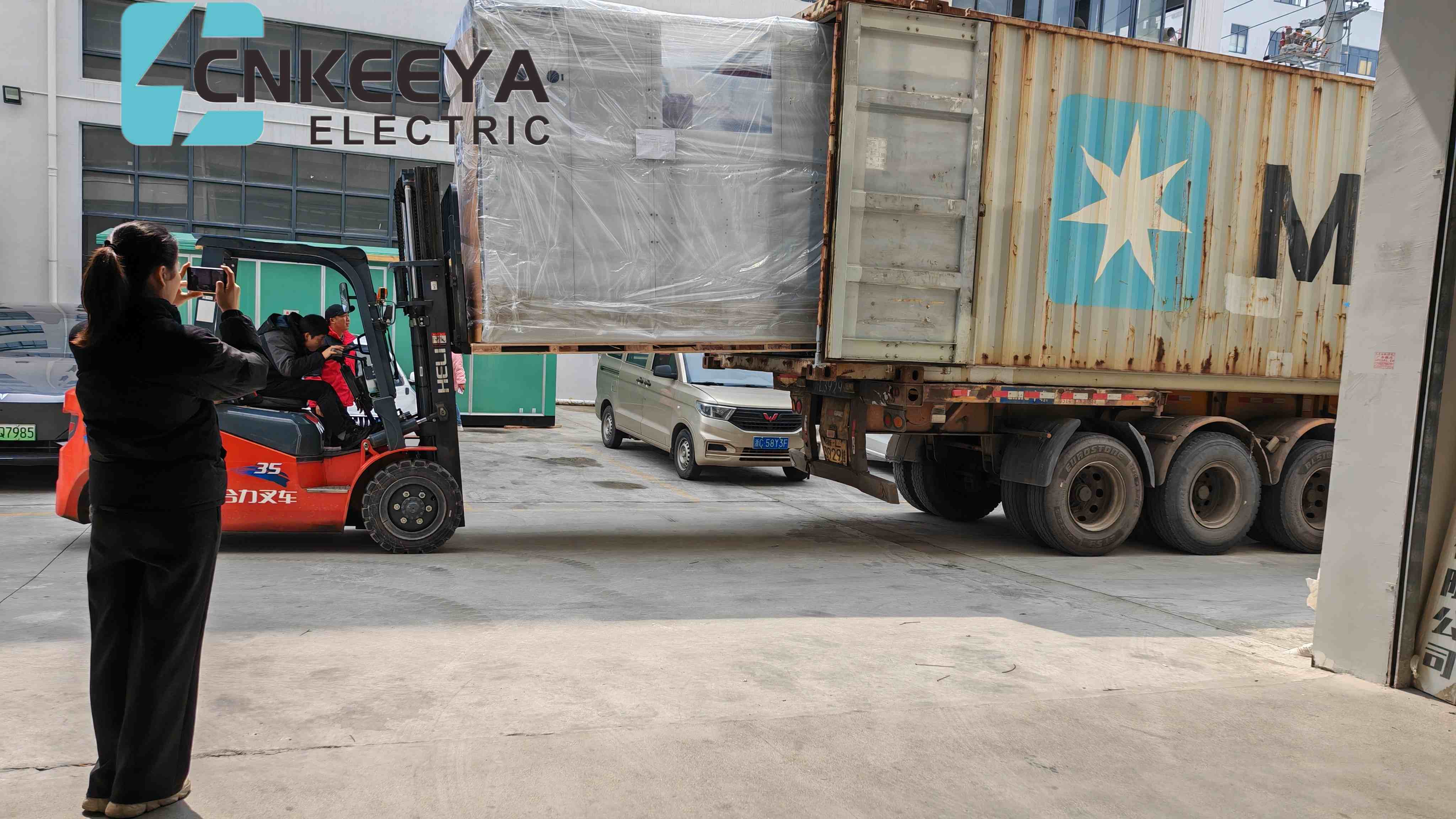 Four KYN61 cabinets from the company were successfully loaded and shipped to assist in the construction of power projects for Ukrainian customers